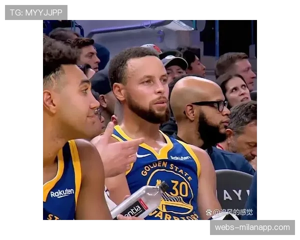 勇士队格林在替补席为年轻球员讲解防守站位